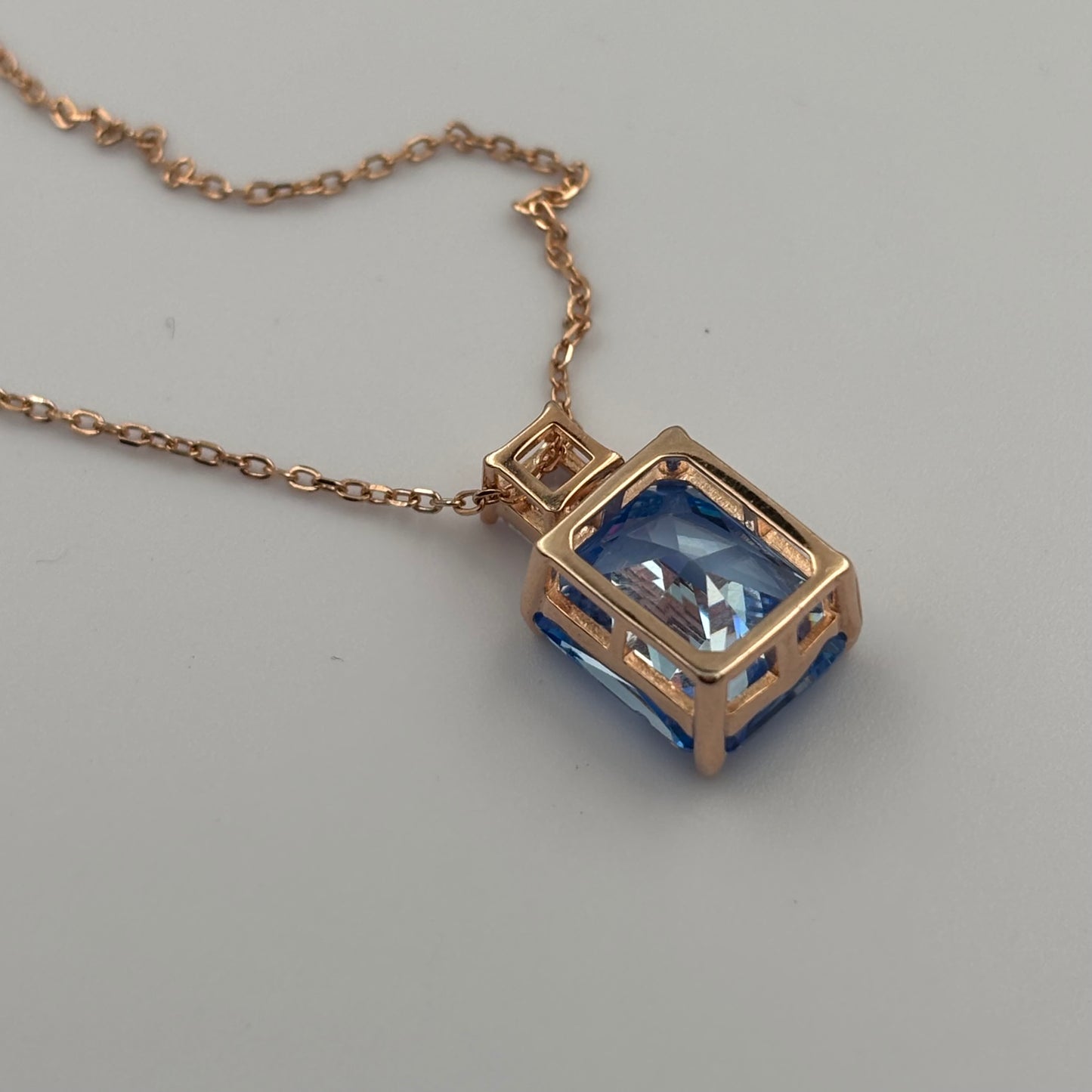 Blue solitaire necklace