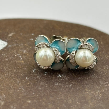 Floral pearl studs
