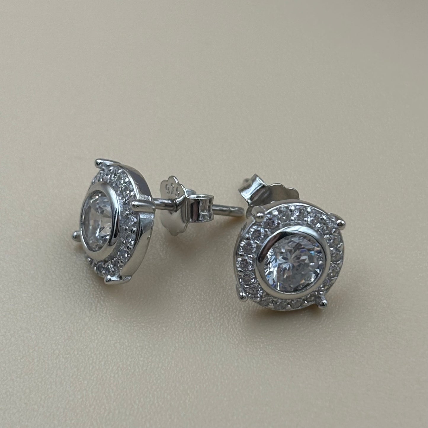 Round classic studs