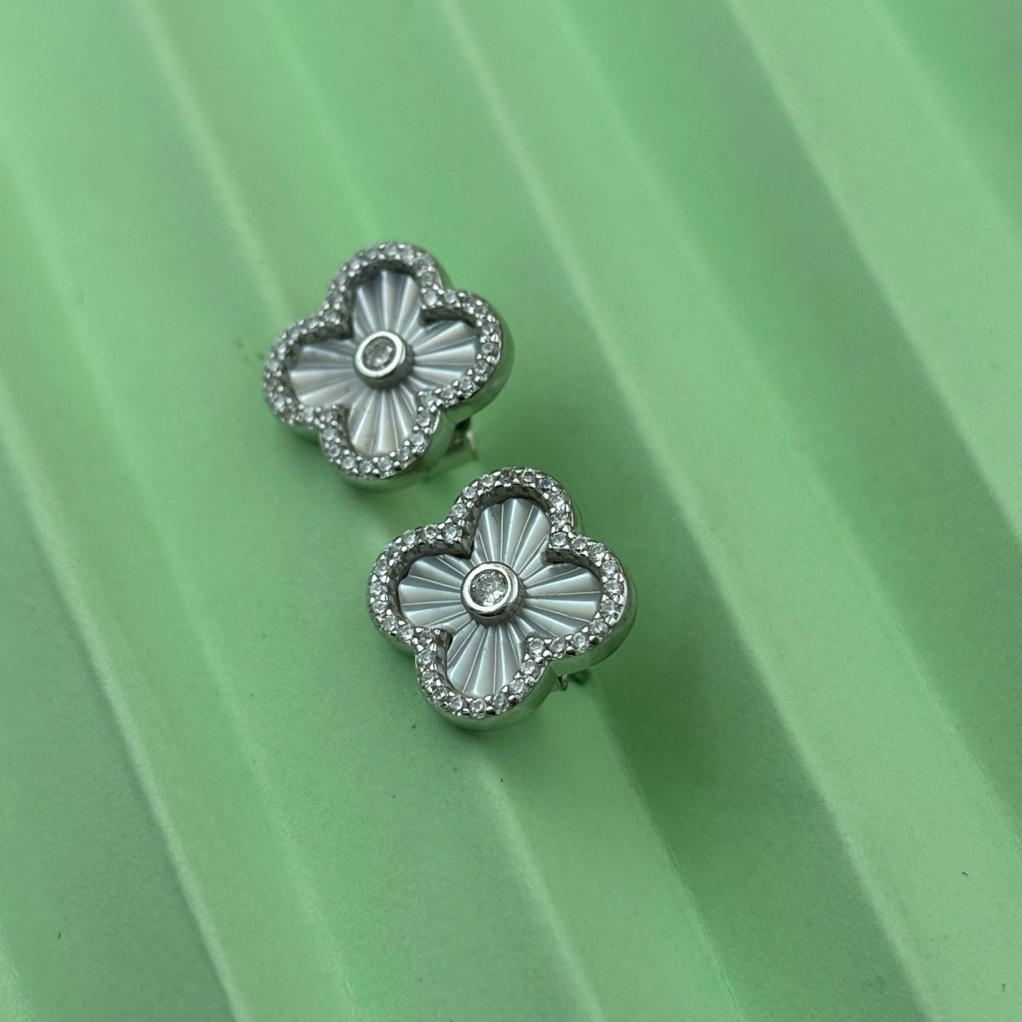 Clover studs