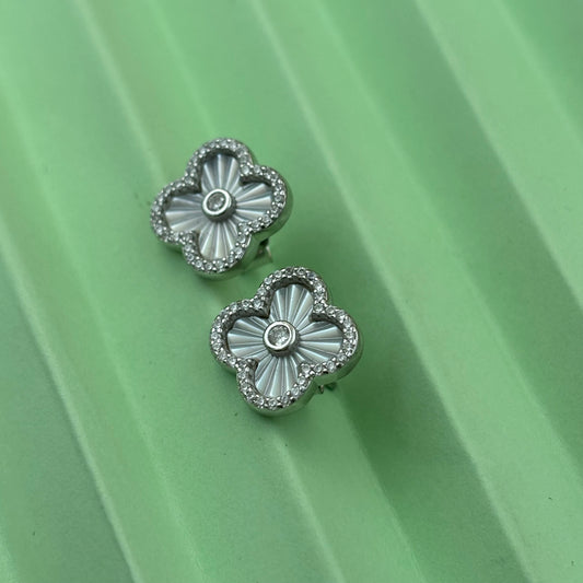 Clover studs
